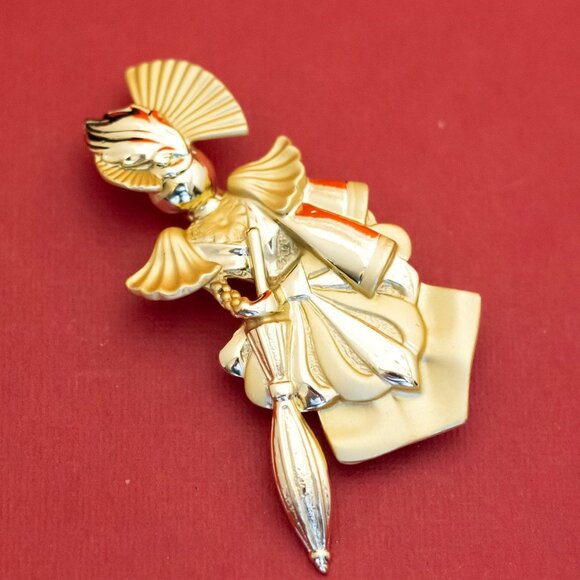 Vintage Gold Tone Royal Empress Elegant Brooch - F45 - Picture 1 of 3